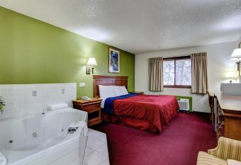 Bloomer Inn & Suites has rooms with a private hot tub