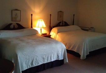 Mario's International Spa, Hotel & Restaurant has rooms with a private hot tub