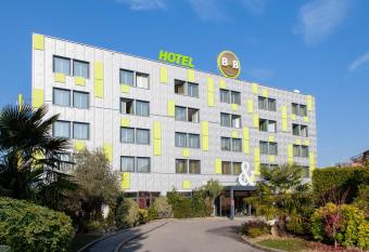 B&B HOTEL Orly Rungis A  roport 2   toiles allows 18 year olds to book a room