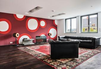 no shoes hotel allows 18 year olds to book a room