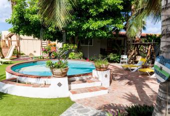 Casalina Garden 2 blocks to Palm Beach & Kitesurfing school has Balcony rooms