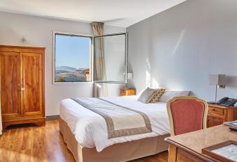 Le Place Neuve allows 18 year olds to book a room