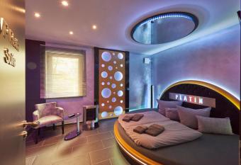 Hotel Platin has rooms with a private hot tub