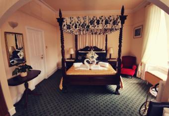 Victoria Hotel allows 18 year olds to book a room