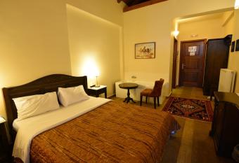 Hotel Iliovasilema has rooms with a private hot tub