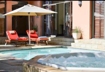 Sak  n Pak Luxury Guest House has Balcony rooms