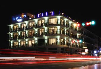 Amanjaya Pancam Suites Hotel has rooms with a private hot tub