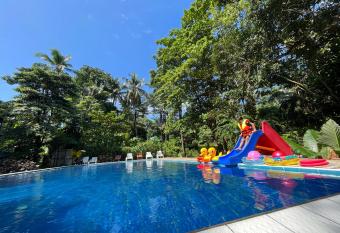 Koh Mook Garden Beach Resort has rooms with a private hot tub