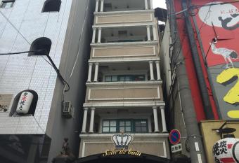 Hotel Salle de bain (Adult Only) allows 18 year olds to book a room