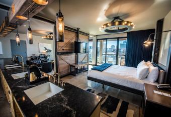 Found Re Phoenix has Balcony rooms