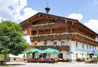 Batzenh  usl has Balcony rooms