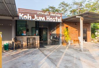 Koh Jum Hostel & Bungalow has Balcony rooms