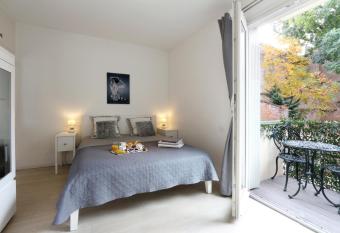 Riverside Toulouse (Harmony) allows 18 year olds to book a room