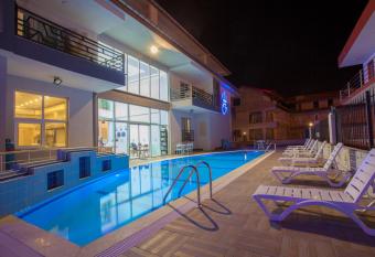 Pamukkale Termal Ece Otel has rooms with a private hot tub