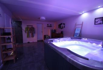 Gite Spa et Sauna en Centre Alsace has rooms with a private hot tub