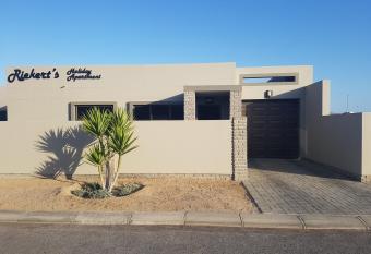 Riekert s Self-Catering Apartment has Balcony rooms