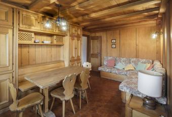 Villa Riadezeto - Stayincortina has Balcony rooms