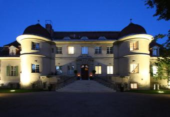 Schloss Kartzow allows 18 year olds to book a room