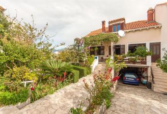 Apartments Jele has Balcony rooms