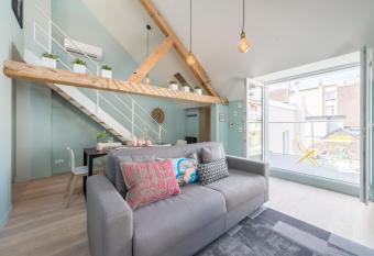 Royal Residence - Louise Area has Balcony rooms