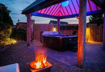 Lincoln Lodge with Private Hot Tub has rooms with a private hot tub