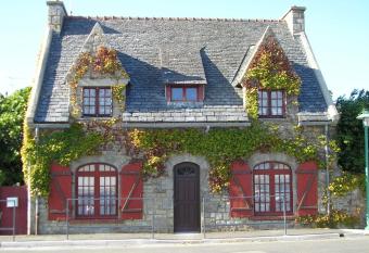 Chambre d h  tes La Maison du Neuilly allows 18 year olds to book a room