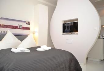 Honeymoon Ruterra studio has rooms with a private hot tub