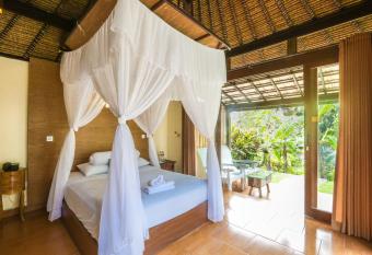 Ubud Sari Health Resort has rooms with a private hot tub