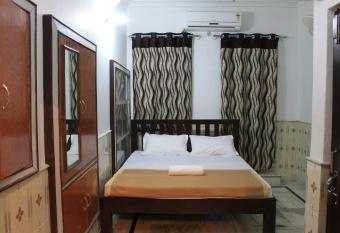 Madhur Villa Guest House has Balcony rooms