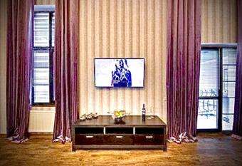 Green Villa has rooms with a private hot tub