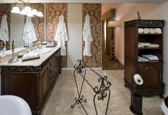 House of Splendor Boutique Hotel and Spa allows 18 year olds to book a room