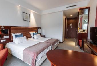 Shanghai Hotel Holland allows 18 year olds to book a room