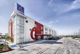 Motel 6 Weslaco Tx allows 18 year olds to book a room