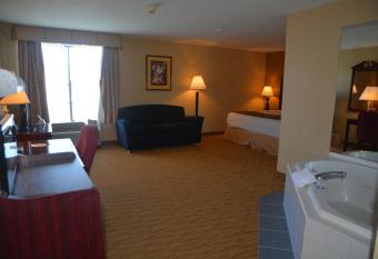 Countryside Inn And Suites has rooms with a private hot tub