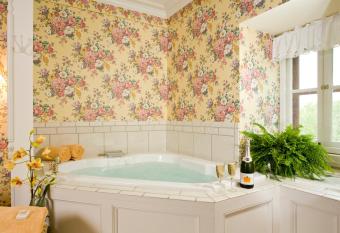 Garth Woodside Mansion Bed and Breakfast has rooms with a private hot tub