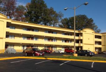 DIAMOND INN & SUITES has Balcony rooms