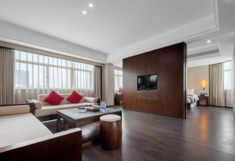                             has rooms with a private hot tub