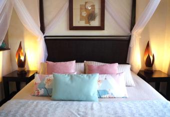 B&B Val D azur has rooms with a private hot tub