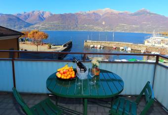 The Lake Apartment has Balcony rooms