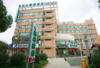 GreenTree Inn Shanghai Waigaoqiao Free Trade Zone Express Hotel allows 18 year olds to book a room