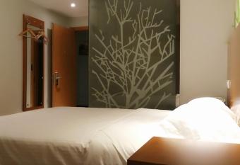 Vatica Shanghai JiaDing District AnTing Metro Station MoYu Road Hotel allows 18 year olds to book a room