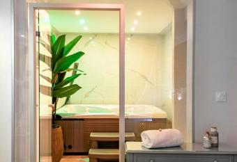 Au 30 allows 18 year olds to book a room