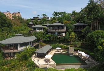 Tulemar Resort has rooms with a private hot tub