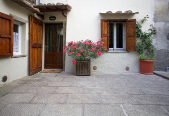 Casa Traquandi has Smoking/Balcony rooms