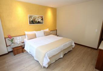 Mengo Palace Hotel has rooms with a private hot tub