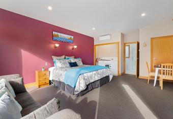 The Shan s Lodge has rooms with a private hot tub