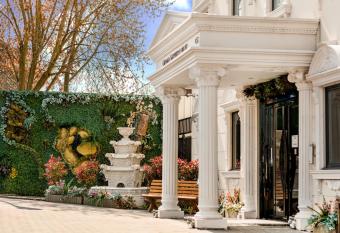 Grand Sapphire Hotel & Banqueting allows 18 year olds to book a room