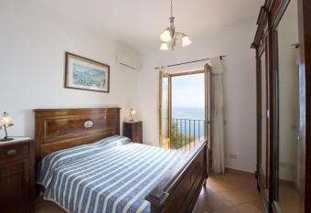 Villa Tranquillita has rooms with a private hot tub