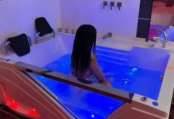 Hotel Residencia SOGU has rooms with a private hot tub