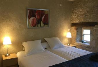 Les Gonies - Cypr  s allows 18 year olds to book a room